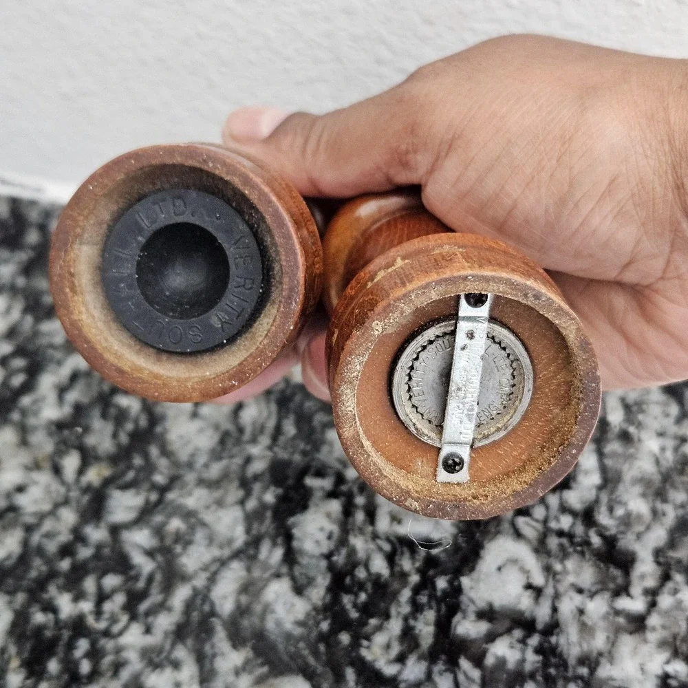 Vintage Wood Set Salt & Pepper Shakers Pepper Grinder Mill‎